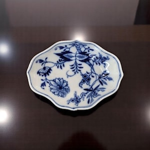 Antique Meissen Blue Onion Pattern Small Dish – Scalloped Edge, Hand-Painted, Crossed Swords Mark
