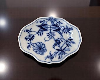 Antique Meissen Blue Onion Pattern Small Dish – Scalloped Edge, Hand-Painted, Crossed Swords Mark