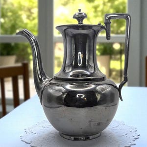 Antique Wilcox Silverplate Coffee Pot – Quadruple Plate, Art Nouveau Form – c. 1890s–1910s