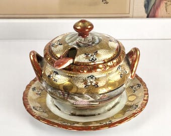 Vintage Kutani Lidded Mustard/Condiment Jar with Spoon and Attached Underplate – Hand-Painted Japanese Porcelain – Circa 1920s–1940s