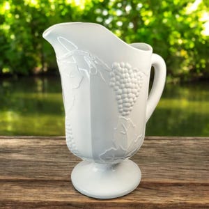 Kan van glas uit Indiana Glass Colony Harvest Druivenmelkglas – kruik op voet van 64 oz – jaren 1950 wit ondoorzichtig geperst glas