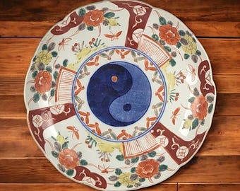 Antique Chinese Imari Plate – 8.25" Hand-Painted Porcelain Dish with Yin-Yang Symbol, Floral & Fan Motif, Qing Dynasty Style