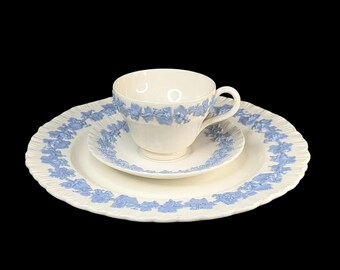 Wedgwood Queensware 3-Piece Place Setting – Dinner Plate, Teacup, Saucer, Lavendar on Cream