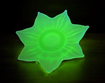 Vintage Westmoreland Uranium Glass Lotus Plate – Satin Vaseline Glass Underplate – Mid-Century Mayonnaise Set Base – 7" Wide – 1 Available