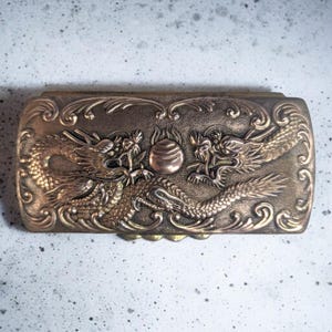 Vintage Japanse koperen postzegeldoos – reliëf drakenmotief, op voet, sierlijk Aziatisch decor - Snuisterijdoosje