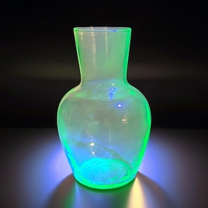 Vintage Uranglas Wasserkaraffe – 15 cm große Vaseline Glasvase – leuchtet unter UV Licht – Mid-Century Sammlerstück