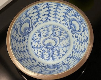 Qing Dynasty 18th Century Batavian Ware Bowls: Hand-Painted Chinese Export Stoneware for individual sale