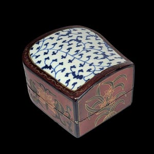 Pudełko na drobiazgi z czerwonego lakieru w stylu vintage: inkrustacja w kwiaty azjatyckie, wierzch z odłamkami porcelany