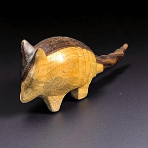 Vintage handgeschnitzte hölzerne Armadillo-Figur - kleine handwerkliche Tierskulptur - rustikales südwestliches Dekor