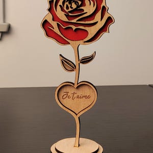 Grawerowana drewniana róża z sercem „Kocham Cię” – romantyczny, ręcznie robiony prezent na Walentynki, rocznicę lub wyznanie miłości