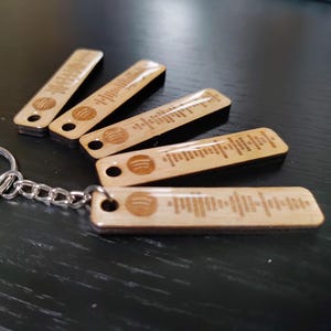 Porte-clés en bois personnalisé avec code Spotify – Cadeau unique avec votre musique préférée – Gravure au laser et finition en option