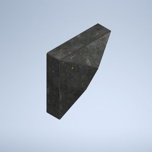 Può includere: Un oggetto angolare geometrico grigio scuro con una superficie strutturata. L'oggetto ha una base rettangolare e un lato triangolare, creando una forma asimmetrica unica. L'oggetto sembra essere fatto di un materiale solido, forse simile alla pietra.