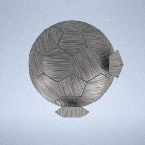 以下が含まれることがあります： テクスチャ加工された表面を持つメタリックグレーのサッカーボール。五角形と六角形の幾何学模様が特徴です。ボールには矢印型の要素とベースが取り付けられており、すべて同じメタリック仕上げです。背景は水色のグラデーションです。