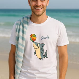 Camiseta con diseño de tiburón juguetón y pelota de playa