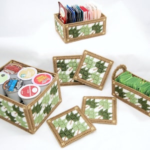 Puede incluir: Conjunto de seis cajas de almacenamiento de tela a cuadros verdes y marrones con tapas. Las cajas están llenas de cápsulas de café y bolsitas de té. Las cajas son perfectas para organizar tu encimera de cocina.