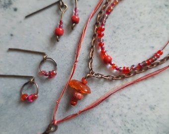 Ensemble de bijoux de poupée en Rouge et Laiton pour poupées 16 » - 2 x collier 2 x boucles d’oreilles