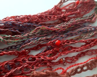 Gehäkelte Folk NECKLACE in roten Beeren