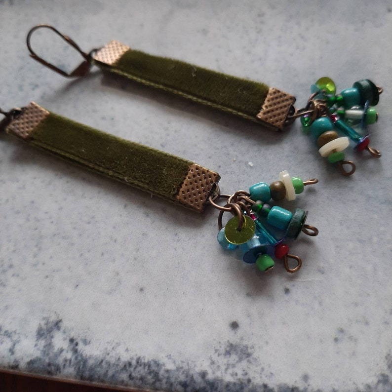 Boucles doreilles en velours vert mousse avec grappe perlée 1 image 8