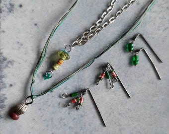 Set Von Puppenschmuck in Grüntönen für 16" Puppen - 2 x Halskette 2 x Ohrringe