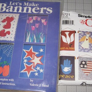 Puede incluir: Dos libros de patrones de manualidades, uno titulado "Let's Make Banners" con 8 diseños de pancartas, y el otro titulado "Simplicity Crafts" con 8 diseños con temas religiosos. Ambos libros son blancos con ilustraciones coloridas.