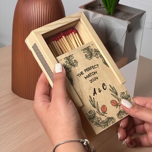 GEPERSONALISEERD luciferdoosje hout | Aangepaste houten luciferdoosje voor koppels | Verlovingscadeau | De perfecte match | Gepersonaliseerde luciferdoosje