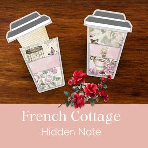 Może przedstawiać: Dwie ozdobne papierowe karty w kształcie kubka do kawy z kwiatowymi i ptasimi wzorami oraz aranżacją czerwonych róż. Karty mają różowy pasek i szare pokrywki. Tekst "French Cottage Hidden Note" znajduje się na dole.