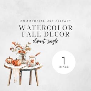 Könnte beinhalten: Aquarell-Illustration eines herbstlichen Tischarrangements mit Kürbissen, Blättern und einem Glas mit einem einzelnen Blatt darin. Der Tisch ist aus braunem Holz mit einem weißen Tuch darüber gelegt. Der Hintergrund ist hellgrau.