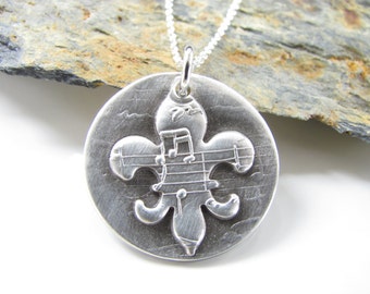 Collier disque fleur de lys - fabriqué à la main en argent fin - NOLA - notes de musique et effet vieilli - chaîne en argent sterling - fabriqué sur commande - Fleur