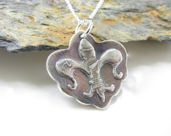 Collier fleur de lys - fabriqué à la main en argent fin - NOLA - notes de musique et effet vieilli - fabriqué sur commande - La Nouvelle-Orléans - Louisiane - Jazz