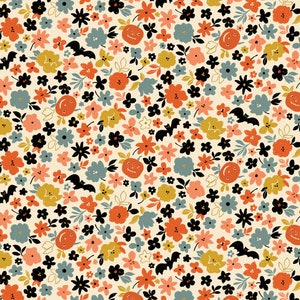 Może przedstawiać: Biała tkanina z powtarzającym się wzorem pomarańczowych dyni, czarnych nietoperzy i kolorowych kwiatów. Tkanina ma vintage'owy charakter.