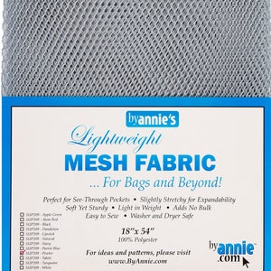 以下が含まれることがあります： グレーのメッシュ生地に「byannie's Lightweight MESH FABRIC... For Bags and Beyond!」の文字が書かれています。  透き通ったポケットに最適です。伸縮性があり、拡張性があります。丈夫で柔らかく、軽量でかさばりません。縫いやすく、洗濯機と乾燥機で洗えます。18"x 54" 100% ポリエステル アイデアとパターンについては、www.ByAnnie.com をご覧ください。byannie.com
