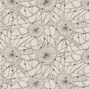 Può includere: Motivo ripetuto di ragnatele e ragni neri su sfondo beige. La parola "BOO" è integrata nel design del web. Ideale per lavori e decorazioni di Halloween. Il design è adatto per tessuti o carta da parati.