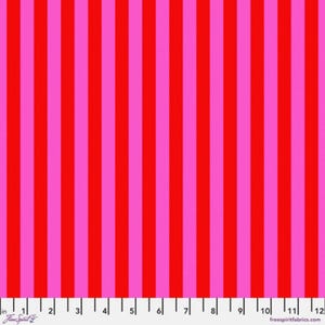 Può includere: Tessuto a righe verticali rosse e rosa. Il tessuto presenta un motivo ripetitivo di righe rosse e rosa alternate.