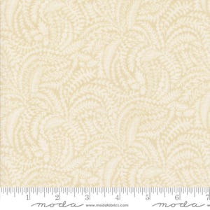 Pode incluir: Tecido creme com um padrão repetido de folhas de samambaia. As folhas são de um tom creme mais claro, criando um contraste subtil. O tecido tem um aspeto macio e natural, adequado para acolchoar ou outros projetos de artesanato. O tecido é marcado com uma régua.