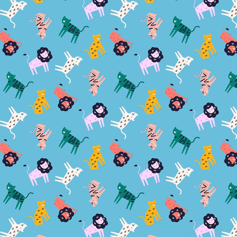 Pu&ograve; includere: Motivo ripetuto di animali stilizzati su sfondo azzurro. Il design include leoni, tigri e altre creature in vari colori come rosa, giallo, verde e bianco. Gli animali sono disposti in uno stile giocoso e simile a un cartone animato.