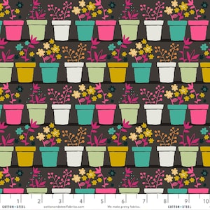 Op de afbeelding: Een naadloos patroon met rijen potplanten met kleurrijke bloemen op een donkergrijze achtergrond. De potten zijn in verschillende kleuren, waaronder wit, geel, roze, groen en turquoise.