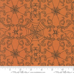 Peut inclure: Tissu orange avec un motif répété de toiles d'araignées noires, d'araignées et de volutes décoratives. Idéal pour les créations et projets sur le thème d'Halloween. Une règle est visible en bas du tissu.