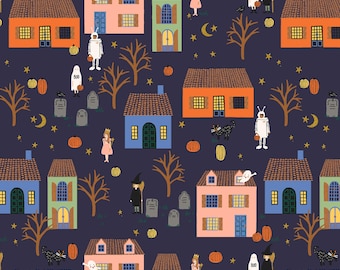Può includere: Un motivo ripetuto con case colorate, zucche, fantasmi e personaggi in costume su uno sfondo blu scuro. Il design include alberi spogli, stelle e lune crescenti, creando un tema di Halloween.