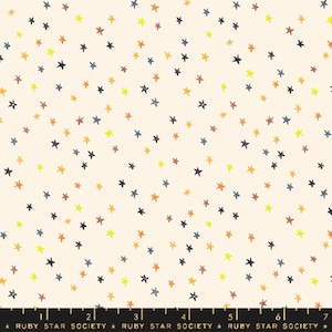 Może przedstawiać: Biała tkanina z powtarzającym się wzorem małych, ręcznie rysowanych gwiazdek w różnych odcieniach żółtego, pomarańczowego, brązowego i niebieskiego.