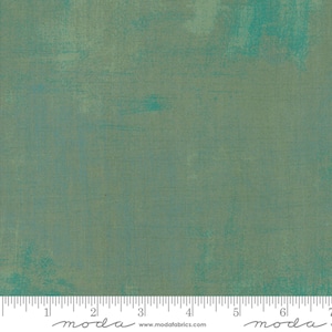 Może przedstawiać: Tkanina o fakturze w zielono-niebieskiej kolorystyce. Tkanina ma subtelny, postarzony wygląd. Tkanina jest oznaczona "moda" i adresem strony internetowej.