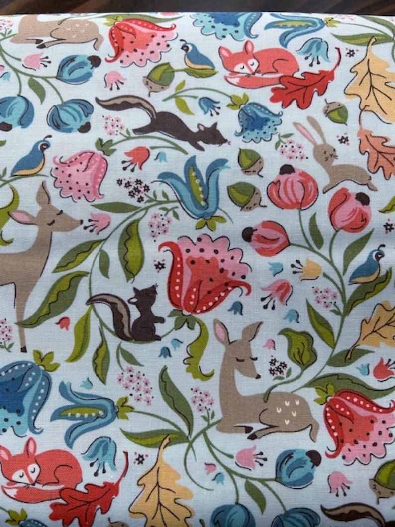Deer Meadow Lite Teal - Wildwood Dwellings - Sheri McCully - Poppie Cotton - Tyg 100% Quilters Cotton WW25101 bild 1
