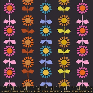 Może przedstawiać: Powtarzający się wzór stylizowanych kwiatów i kokard w odcieniach pomarańczu, różu, żółci i niebieskiego na ciemnoszarym tle. Kwiaty mają centralny okrąg i wzór płatków. Tekst "RUBY STAR SOCIETY" znajduje się na dole.