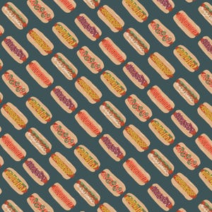 Może przedstawiać: Powtarzający się wzór na ciemnym, morskim tle przedstawiający różne hot dogi. Każdy hot dog jest zwieńczony różnymi dodatkami, w tym żółtą musztardą, czerwonym ketchupem, białą cebulą i zielonym relishem, ułożonymi w ukośne rzędy.