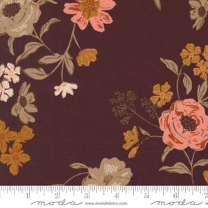 Könnte beinhalten: Stoff mit dunkelburgunderfarbenem Hintergrund und floralem Muster. Die Blumen sind in Pfirsich-, Gold- und Cremetönen gehalten, mit grünen und braunen Stielen und Blättern. Der Stoff hat eine Vintage- und botanische Ästhetik.