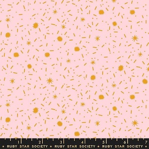 Puede incluir: Tela rosa claro con un patrón repetido de estrellas, guiones y puntos dorados. La tela tiene un fondo rosa claro y es de Ruby Star Society.