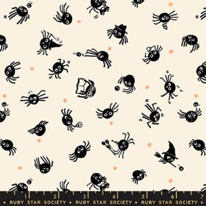 Tessuto Spiders Natural - Freaky Familiar - Ruby Star Society - Moda 100% cotone per quilting - RS5191-11