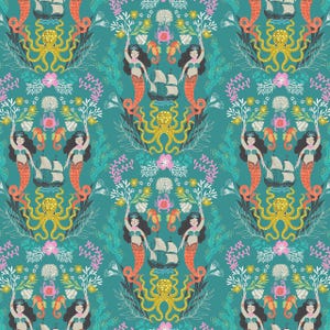 Op de afbeelding: Teal stof met een herhalend patroon van zeemeerminnen, schepen, octopussen, zeepaardjes en bloemelementen. De zeemeerminnen hebben oranje staarten en zwart haar. De octopussen zijn geel en de schepen zijn wit en grijs.