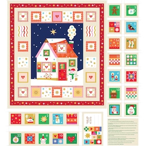 Può includere: Un pannello in tessuto per calendario dell'avvento con un'illustrazione centrale di una casa su sfondo blu scuro stellato, circondato da un bordo color crema con finiture rosse. Il pannello include ventiquattro quadrati numerati, istruzioni e un'etichetta.