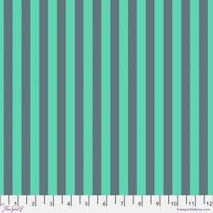 Puede incluir: Una tela con rayas alternas de color verde azulado y gris. La tela tiene 12 pulgadas de ancho.