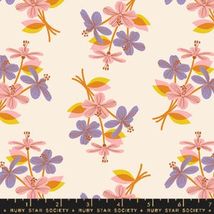 以下が含まれることがあります： クリーム色の生地に、ピンク、パープル、イエローの花が繰り返し描かれたパターン。花はスタイリッシュで、幻想的な雰囲気です。